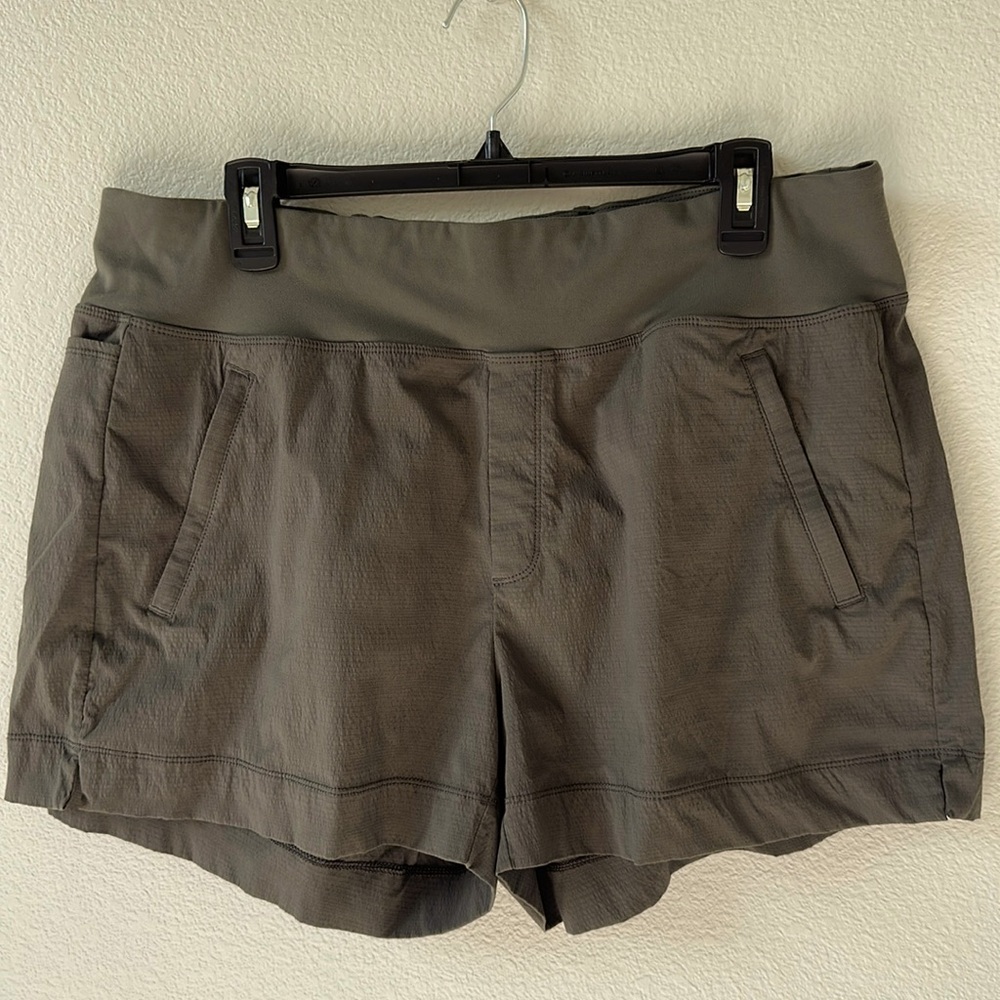 Athleta Trekkie North Short Olive Green
Size 16